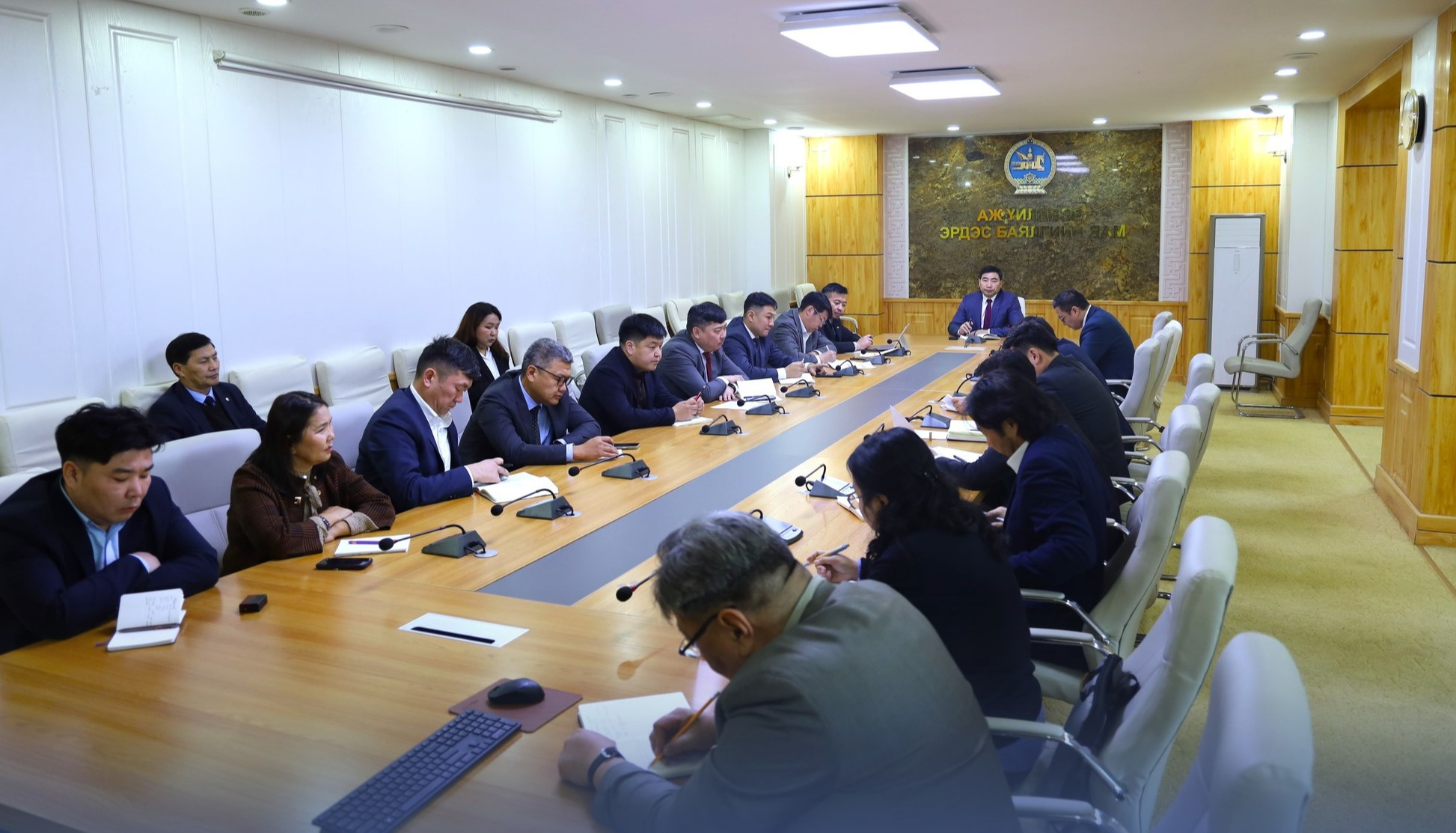 Аж үйлдвэр, эрдэс баялгийн яамны ээлжит шуурхай хуралдаан болов